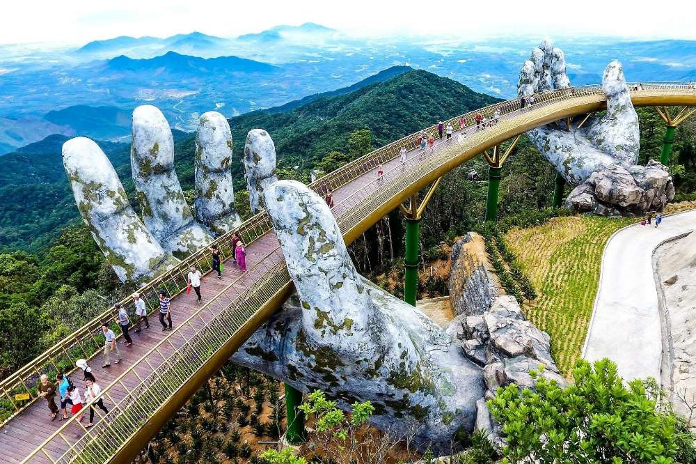 Vue panoramique du Golden Bridge sur la colline Ba Na à Da Nang
